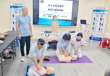 南山：红十字工作站进社区开展急救培训“老年人学点急救知识至关重要！”